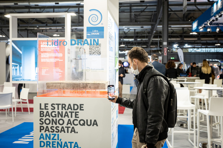 Clienti e progettisti in visita allo stand Italcementi e Calcestruzzi