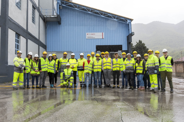 Gli studenti dell'IIS A. D'Aosta con i dipendenti della cementeria di Cagnano Amiterno