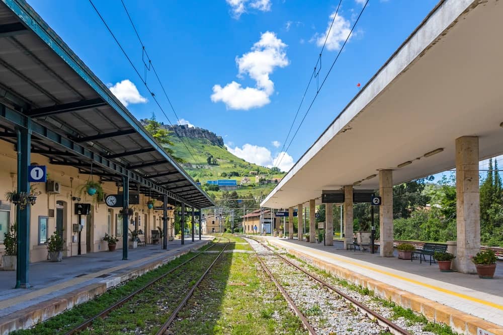Dorsale Palermo-Catania-Messina: il rilancio ferroviario-3 La dorsale Palermo-Catania-Messina punta a rivoluzionare la rete ferroviaria siciliana con nuovi collegamenti, gallerie e linee veloci. Scopri il progetto-3