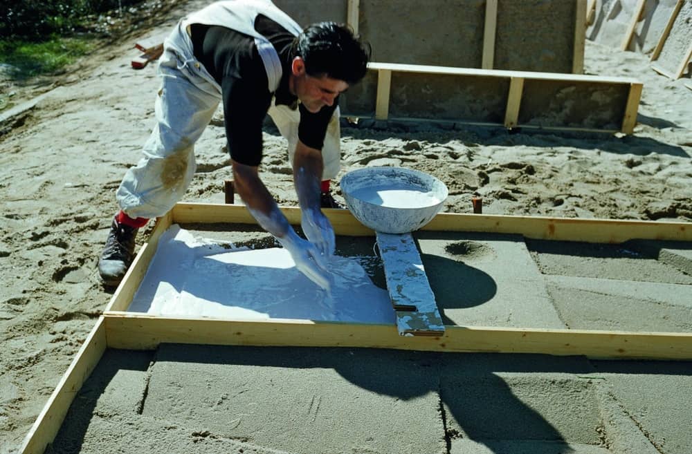Scopri il Sand Casting di Costantino Nivola: la tecnica rivoluzionaria che ha trasformato il calcestruzzo in arte per icone come lo Showroom Olivetti-5