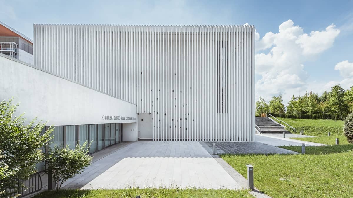 Il bianco non è assenza, ma un protagonista che scolpisce la luce. Scopri come i cementi bianchi Heidelberg Materials nobilitano le forme e la materia-5