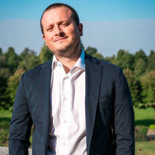 Come riportare la biodiversità nelle città? Niccolò Calandri, CEO di 3Bee, racconta il ruolo di impollinatori, verde urbano e tecnologia.