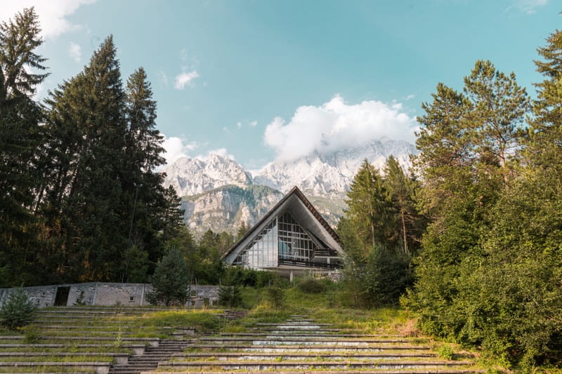 Un viaggio tra le opere architettoniche dedicate al turismo, dalla montagna al mare, e la loro storia-1