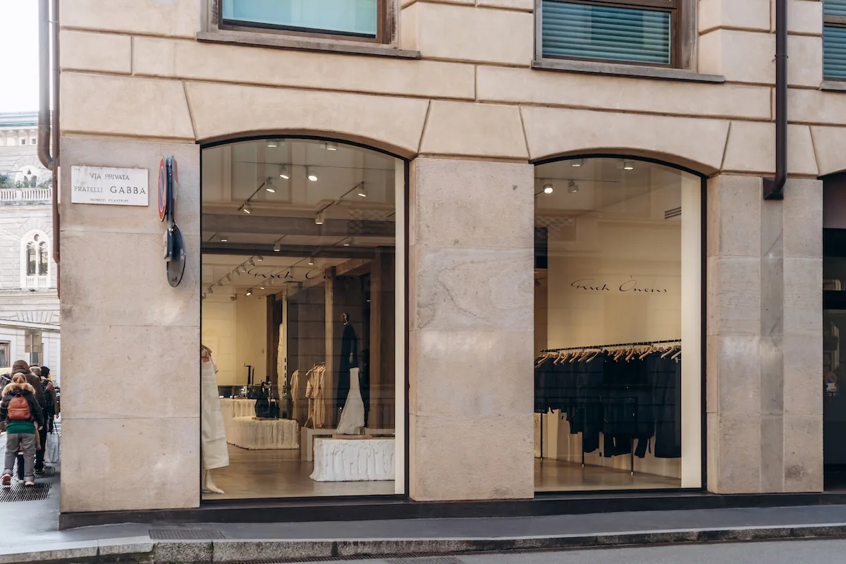 Dal calcestruzzo estetico alle boutique di lusso, il cemento ridefinisce il rapporto tra materia, design e nuovi immaginari contemporanei-1