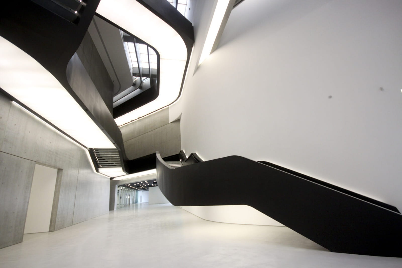Il MAXXI di Zaha Hadid: icona di architettura contemporanea-3 Scopri il Museo MAXXI di Zaha Hadid, un capolavoro di design e architettura moderna a Roma-3