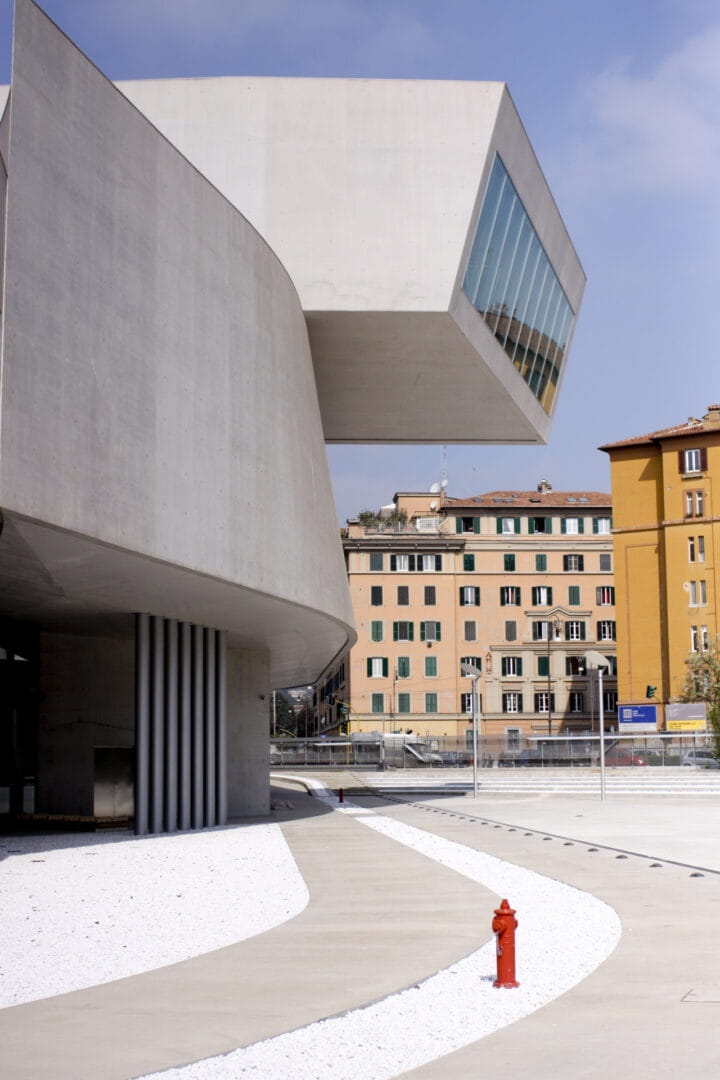 Il MAXXI di Zaha Hadid: icona di architettura contemporanea-4 Scopri il Museo MAXXI di Zaha Hadid, un capolavoro di design e architettura moderna a Roma-4