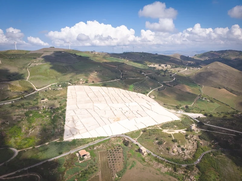 Dalla materia allo spirito: il Grande cretto di Gibellina-1 L'arte incontra la storia: il significato e l'importanza del Grande Cretto di Burri a Gibellina-1