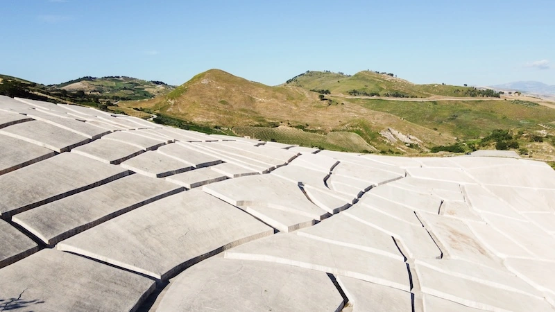 Dalla materia allo spirito: il Grande cretto di Gibellina-2 L'arte incontra la storia: il significato e l'importanza del Grande Cretto di Burri a Gibellina-2