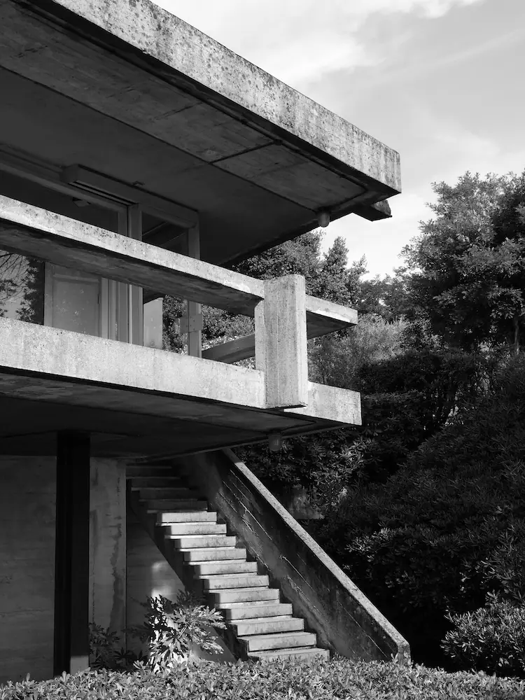 Casa La Scala di Vittoriano Viganò, sul Lago di Garda: un'icona del Brutalismo in cui il cemento armato dialoga con il paesaggio naturale-1