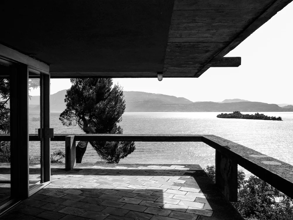 Casa La Scala di Vittoriano Viganò, sul Lago di Garda: un'icona del Brutalismo in cui il cemento armato dialoga con il paesaggio naturale-3