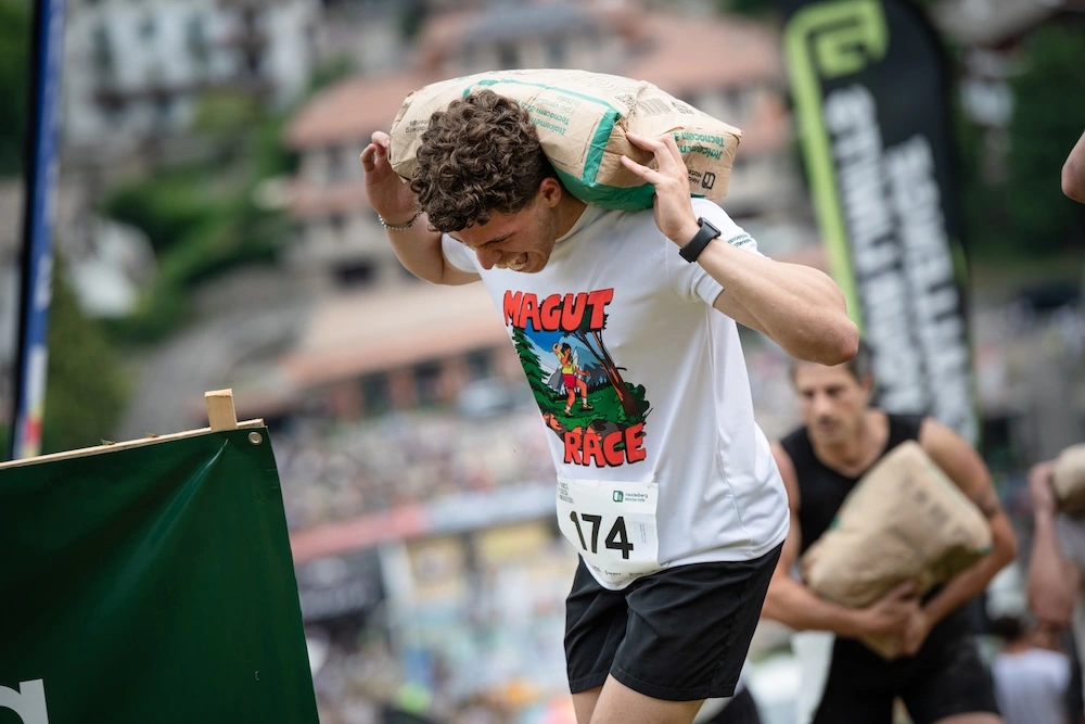 Scopri la Magut Race: una corsa di 230 metri in salita con 25 kg di cemento in spalla che celebra i muratori bergamaschi, tra tradizione e innovazione-2