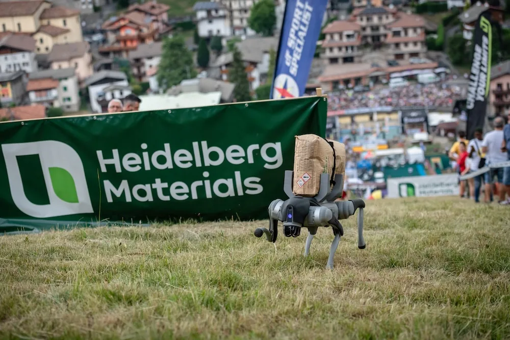 Scopri la Magut Race: una corsa di 230 metri in salita con 25 kg di cemento in spalla che celebra i muratori bergamaschi, tra tradizione e innovazione-3