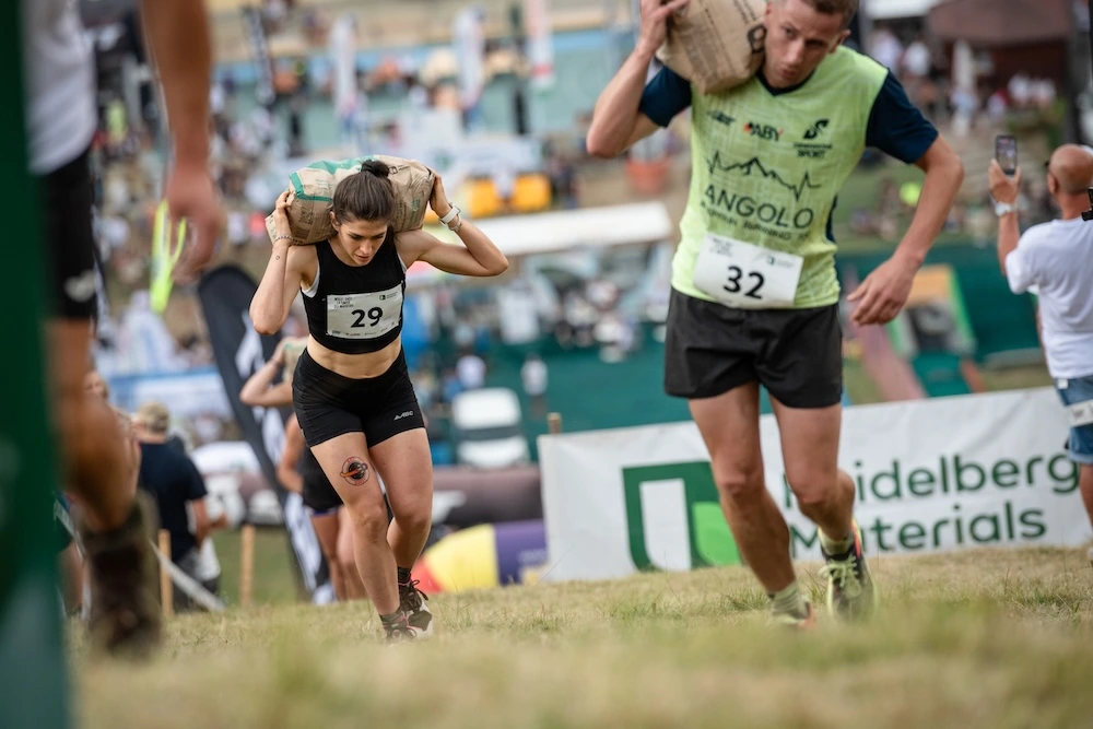 Scopri la Magut Race: una corsa di 230 metri in salita con 25 kg di cemento in spalla che celebra i muratori bergamaschi, tra tradizione e innovazione-5